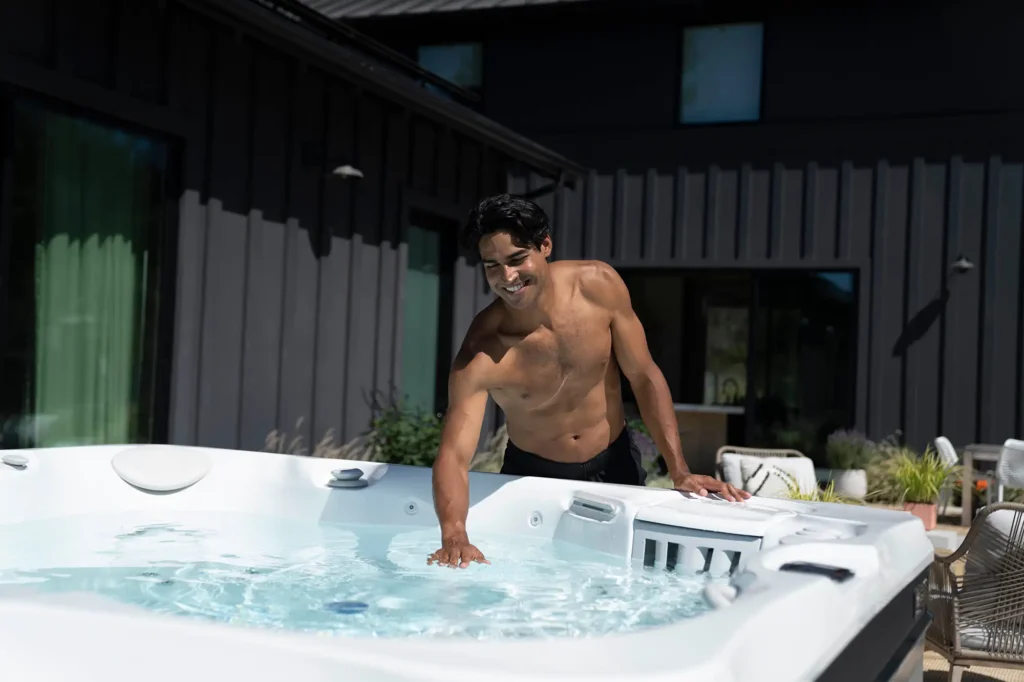 jakuzzi vízét ellenőrző férfi