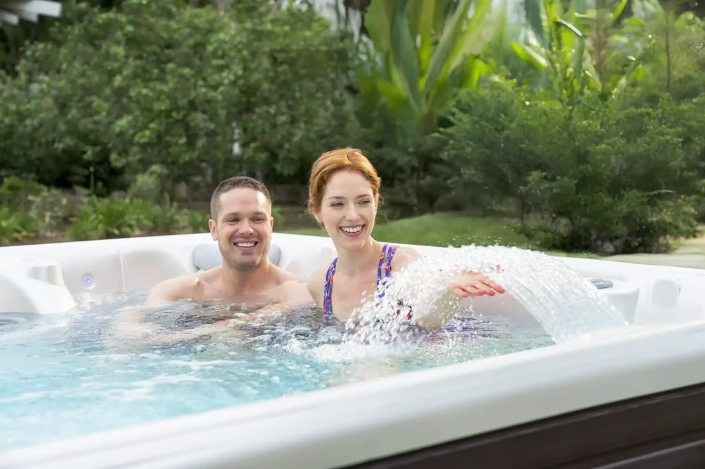 Caldera Vacanza Vanto jakuzzi vidám fiatal párral