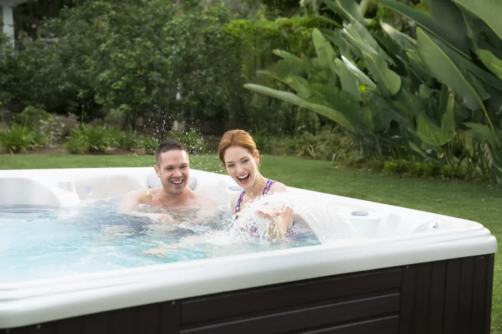 Caldera Vacanza Vanto jakuzzi vidám fiatalokkal