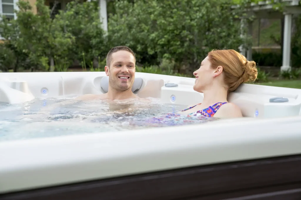 Új Blogcikk ez lesz! 1 Caldera Vacanza Vanto jakuzzi vidám fiatal párral