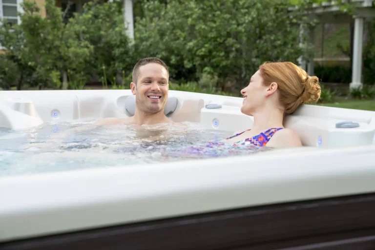 Blog 20 Caldera Vacanza Vanto jakuzzi vidám fiatal párral