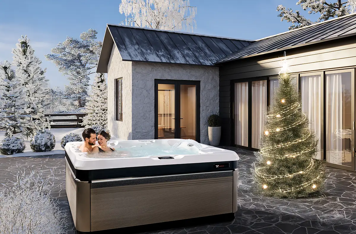 Caldera jakuzziban fürdőző pár karácsonyi hangulatban a téli teraszon